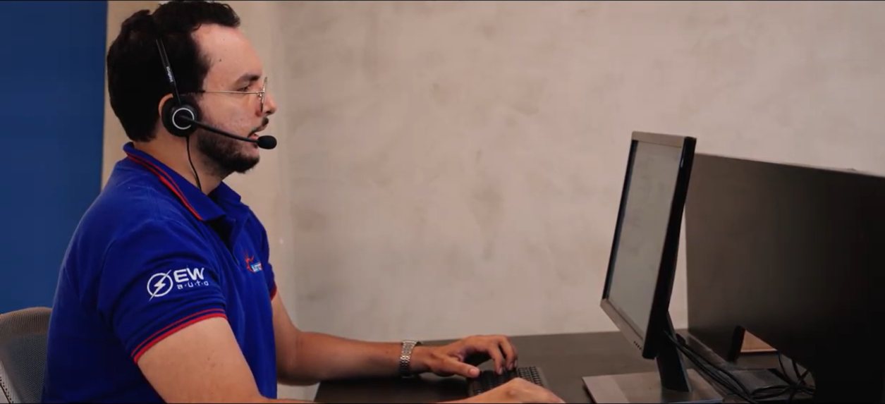 Atendente da Eletroparts com headset atendendo um cliente