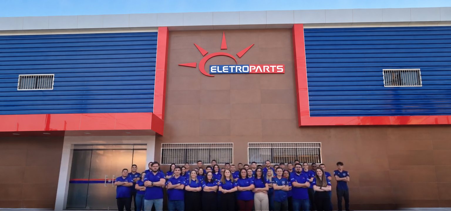 Equipe Eletroparts reunida em frente a um dos centros de distribuição